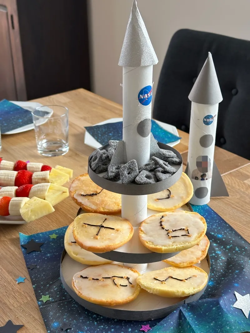 Backen für einen Weltraum-Kindergeburtstag: Sternzeichen-Amerikaner mit Zuckerguss