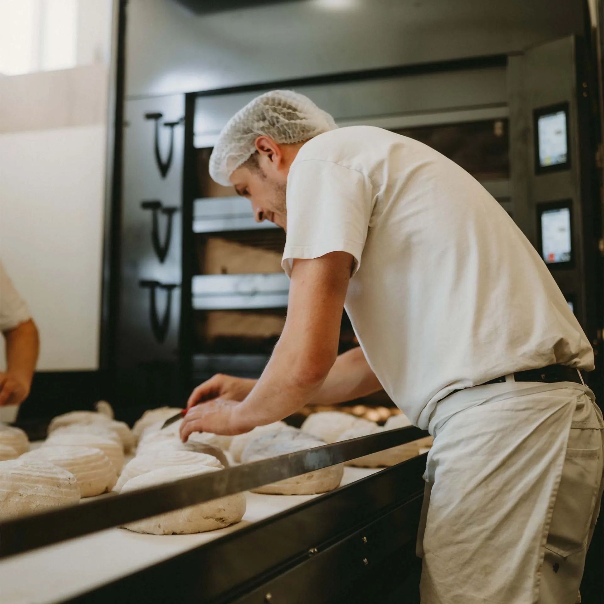 Bäcker bereitet glutenfreies Brot vor