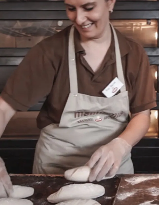 Bäckerhände formen Teig für frische Brötchen