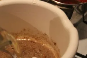 Backpulver und Mehl werden hinzugefügt