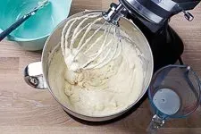 Backschritt 5: Eine Küchenmaschine mischt Mehl und Milch nur kurz in den Marmorkuchenteig, um ein Überrühren zu verhindern.