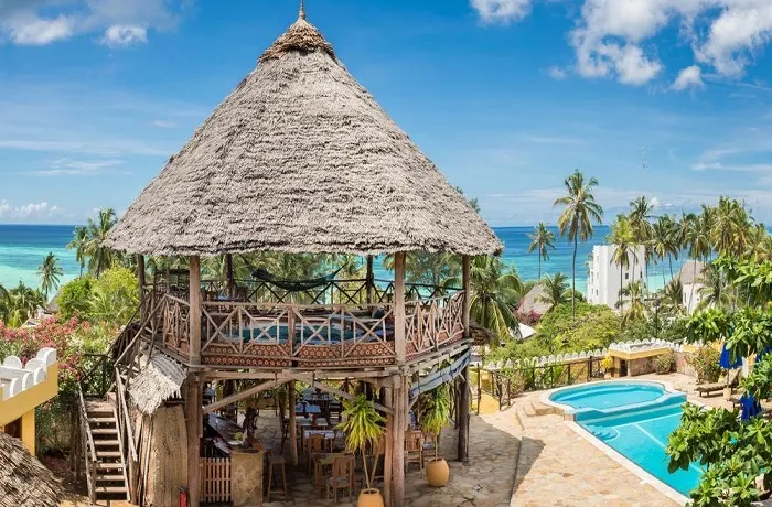 Badeurlaub: Das Zan View Hotel bietet eine spektakuläre Aussicht auf das azurblaue Wasser des Indischen Ozeans und die üppige tropische Landschaft von Sansibar. Mit seiner einladenden Atmosphäre und dem charmanten Design ist es der ideale Ort, um die Schönheit der Insel zu erleben und gleichzeitig Komfort und Luxus zu genießen.