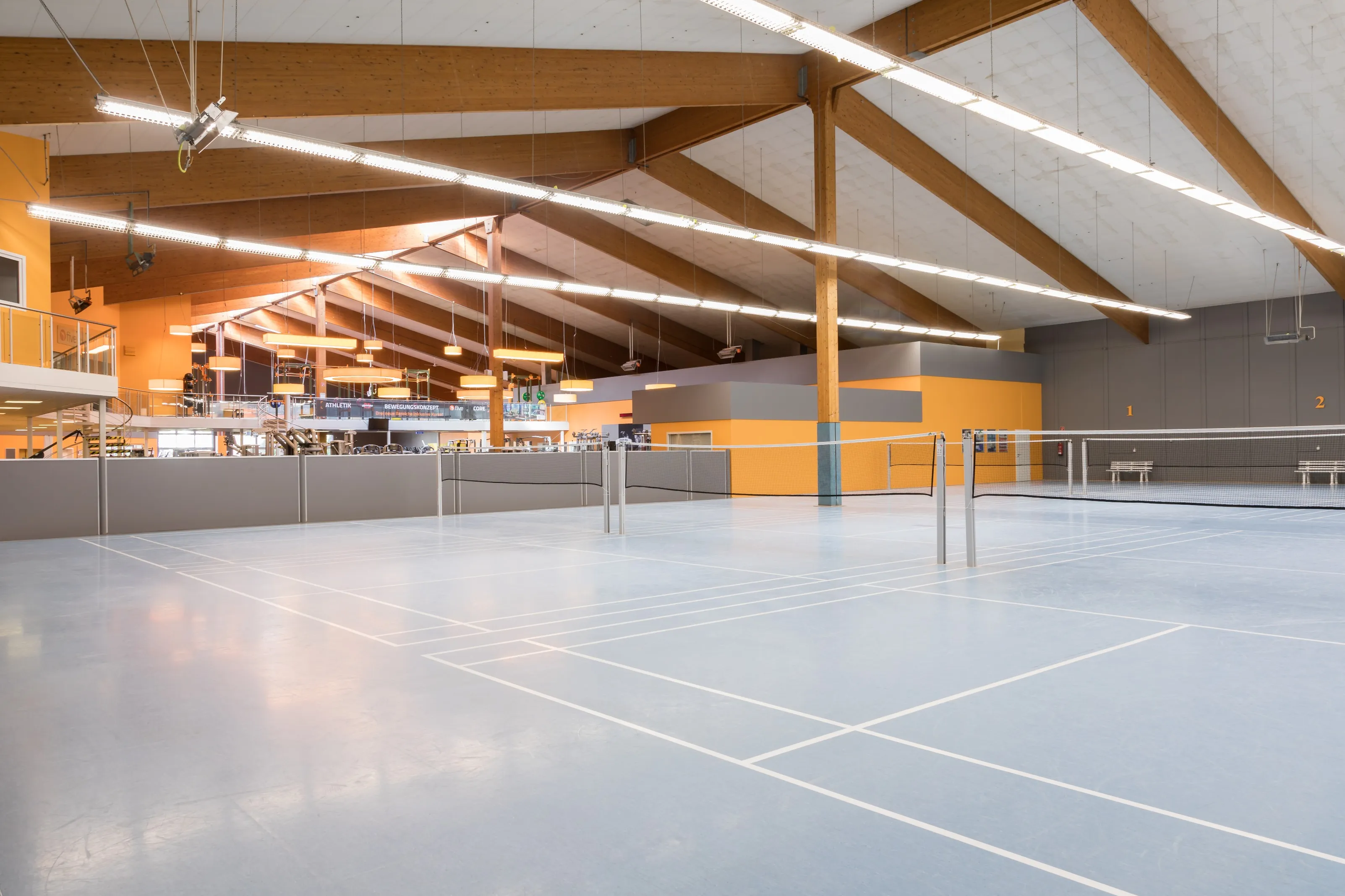 Badmintonfeld im Just Fit Frechen Club, bereit für ein spannendes Match