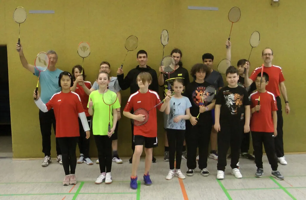 Badmintonspieler des TV Pforzheim in voller Aktion bei einem Sprung-Smash