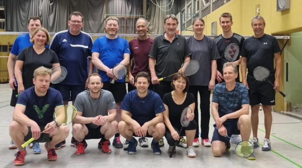 Badmintonspieler im TV Pforzheim bei einem schnellen Ballwechsel im Doppel