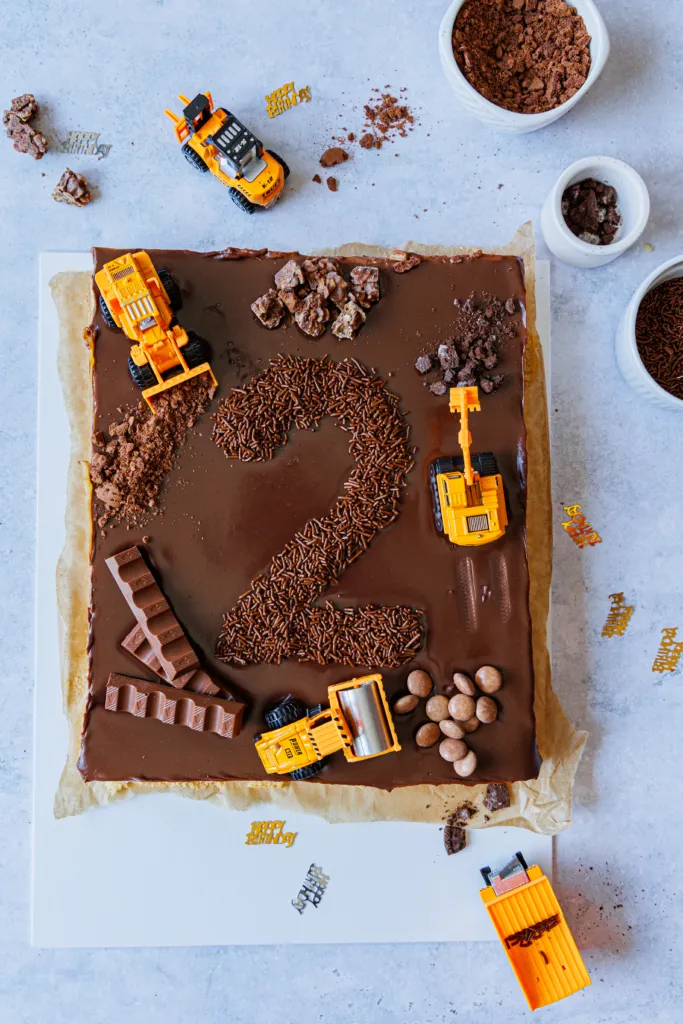 Bagger-Geburtstagskuchen mit Baustellenfahrzeugen und Zahlen-Deko