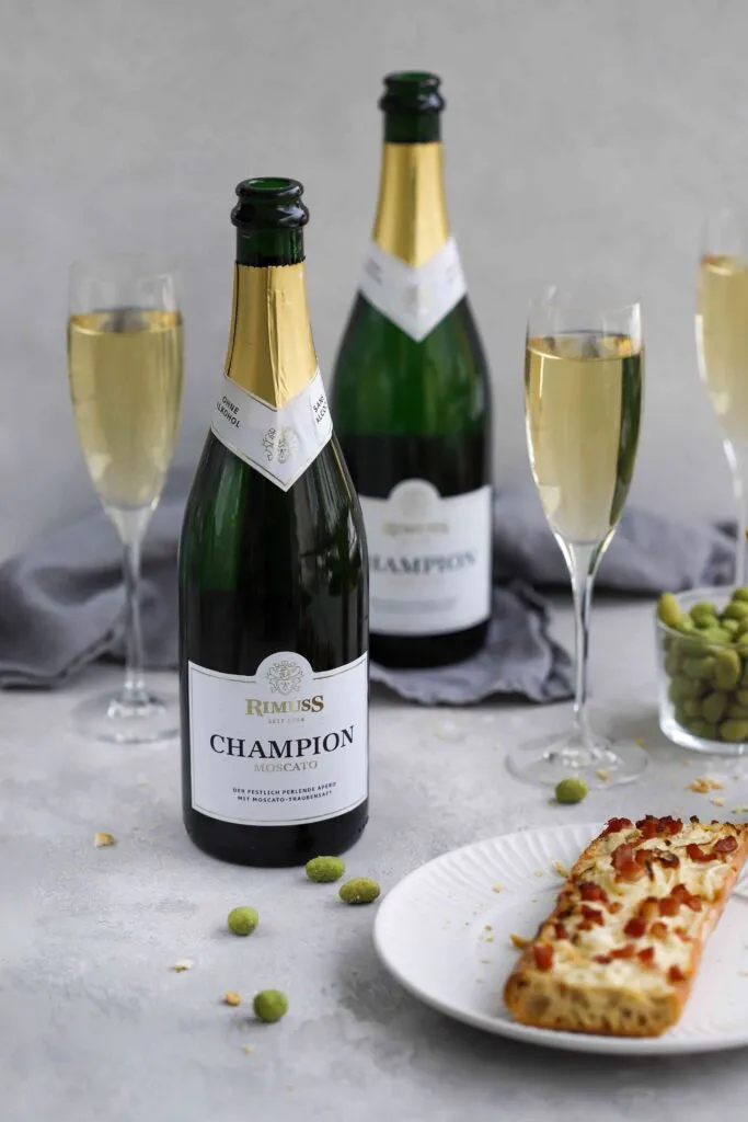 Baguette-Apéros serviert mit spritzigem Rimuss Champion Moscato
