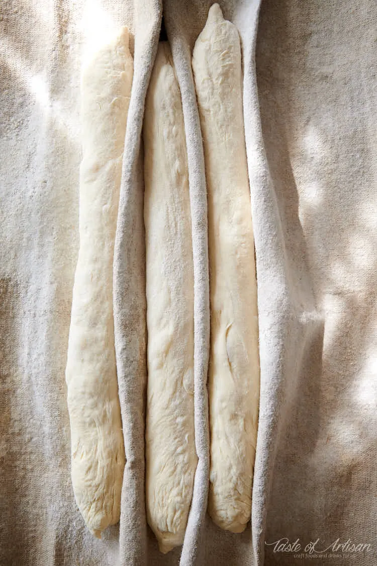 Baguettes gehen auf einem bemehlten Couche.
