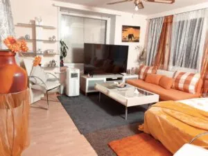 Bahnhof West Apartments mit Blick auf den Fluss und die Berge