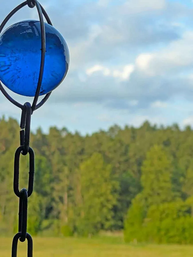 Balkon des Baumhauses mit Blick auf die umliegende Natur