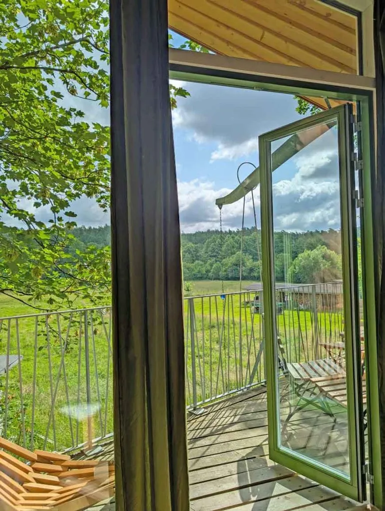 Balkon eines stilvollen Baumhauses, perfekt für einen Natururlaub