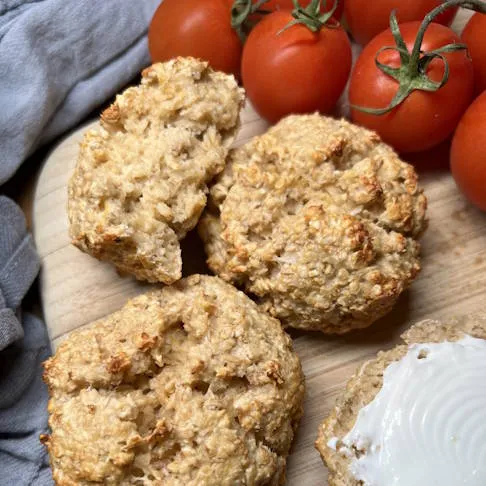 Ballaststoffreich und voller gesunder Proteine: Hafer-Quark-Brötchen, eine nahrhafte Option unter den Arthrose Ernährung Rezepten.