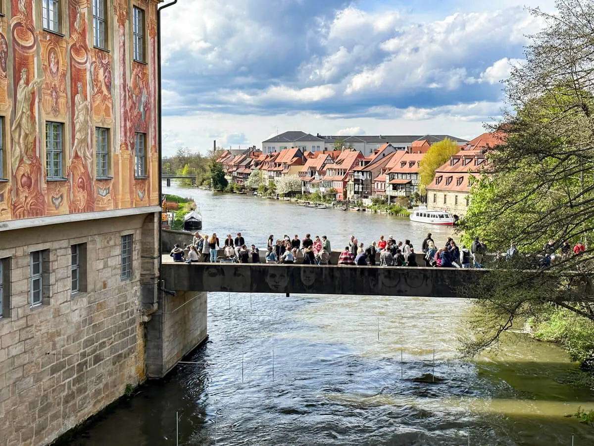 Bamberg an der Regnitz: Das Alte Rathaus inmitten des Flusses, ein Wahrzeichen der Stadt