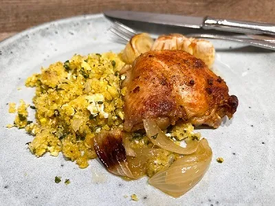 Bananen-Farofa: Geröstetes Maniokmehl mit Banane, eine beliebte brasilianische Beilage