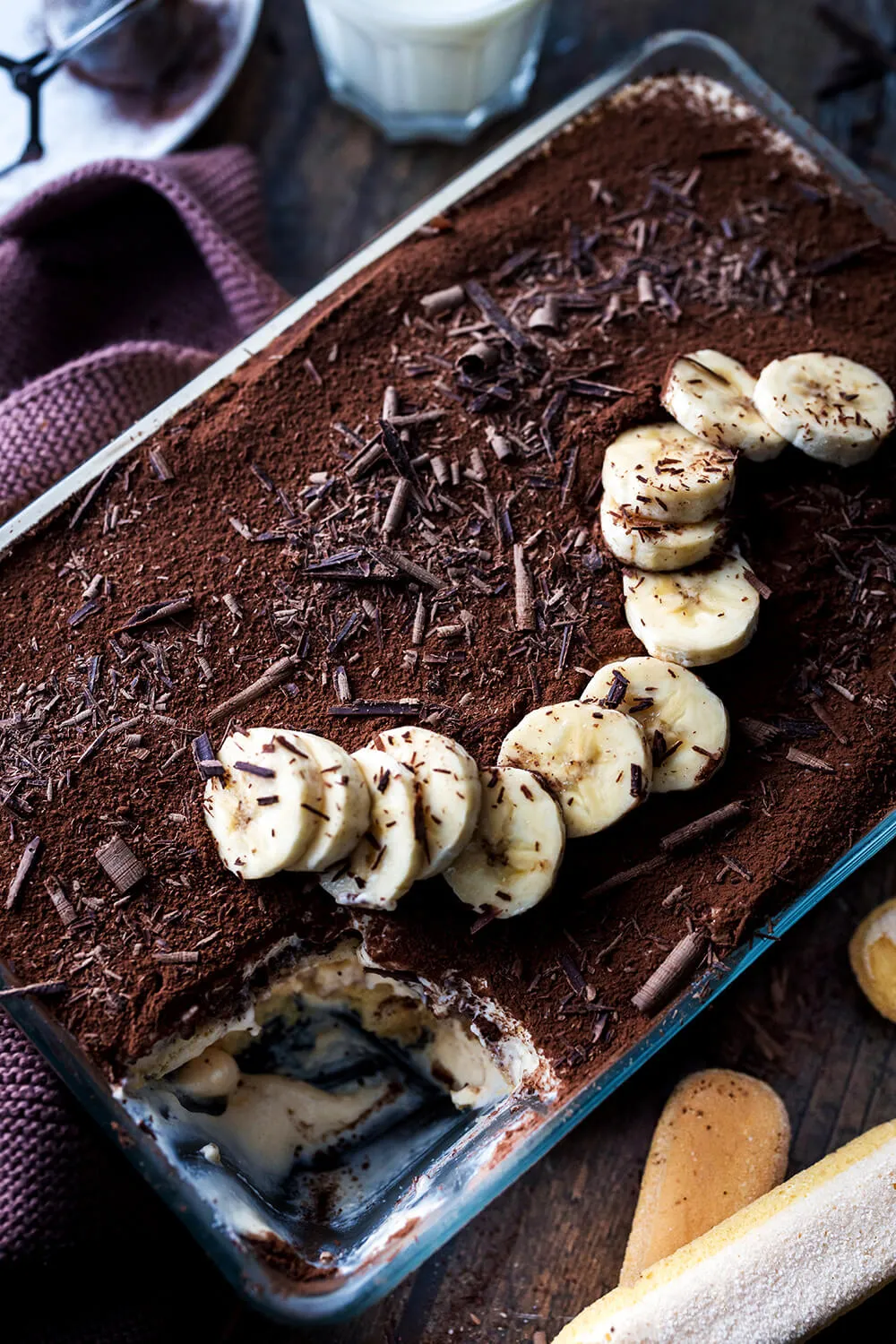 Bananen-Tiramisu als Nachtisch in der Auflaufform, reich verziert