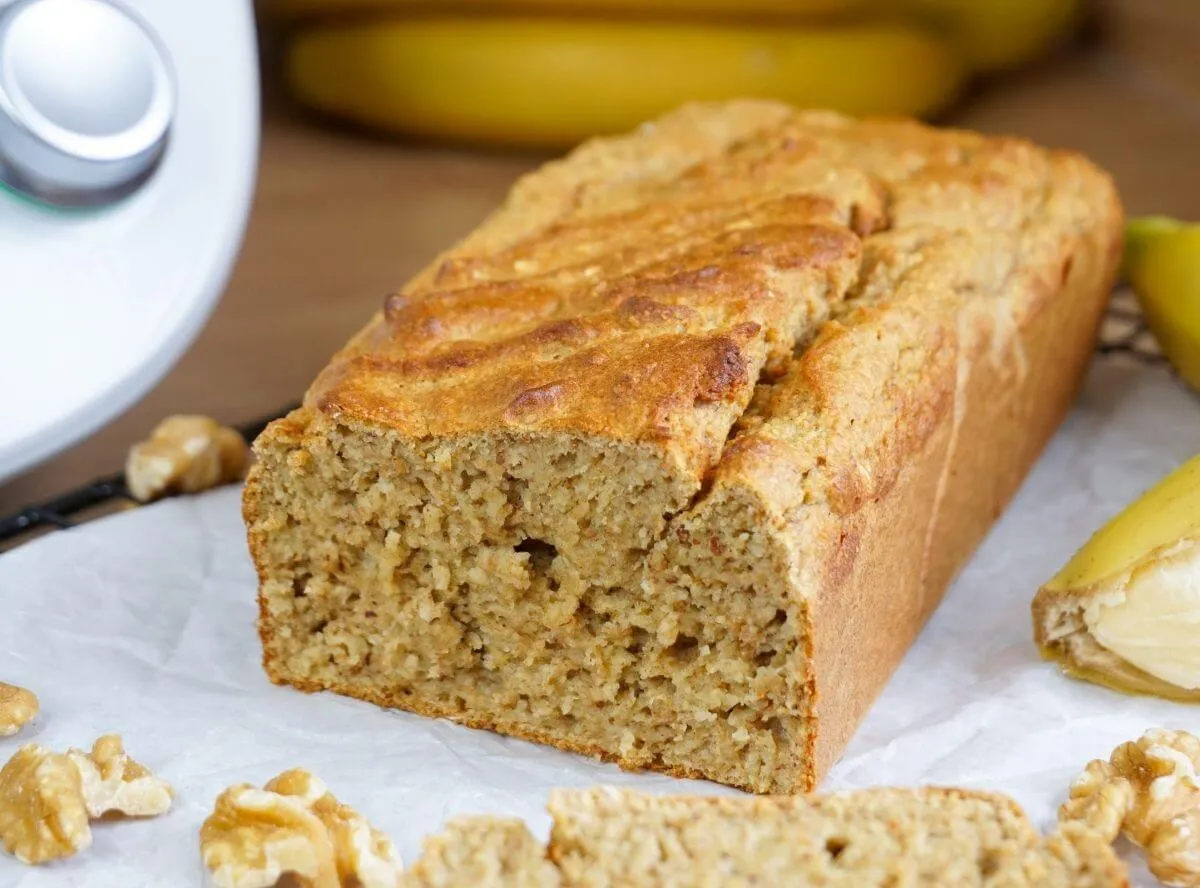 Bananenbrot, frisch aus dem Thermomix, mit Nüssen und Schokoladenstückchen verziert