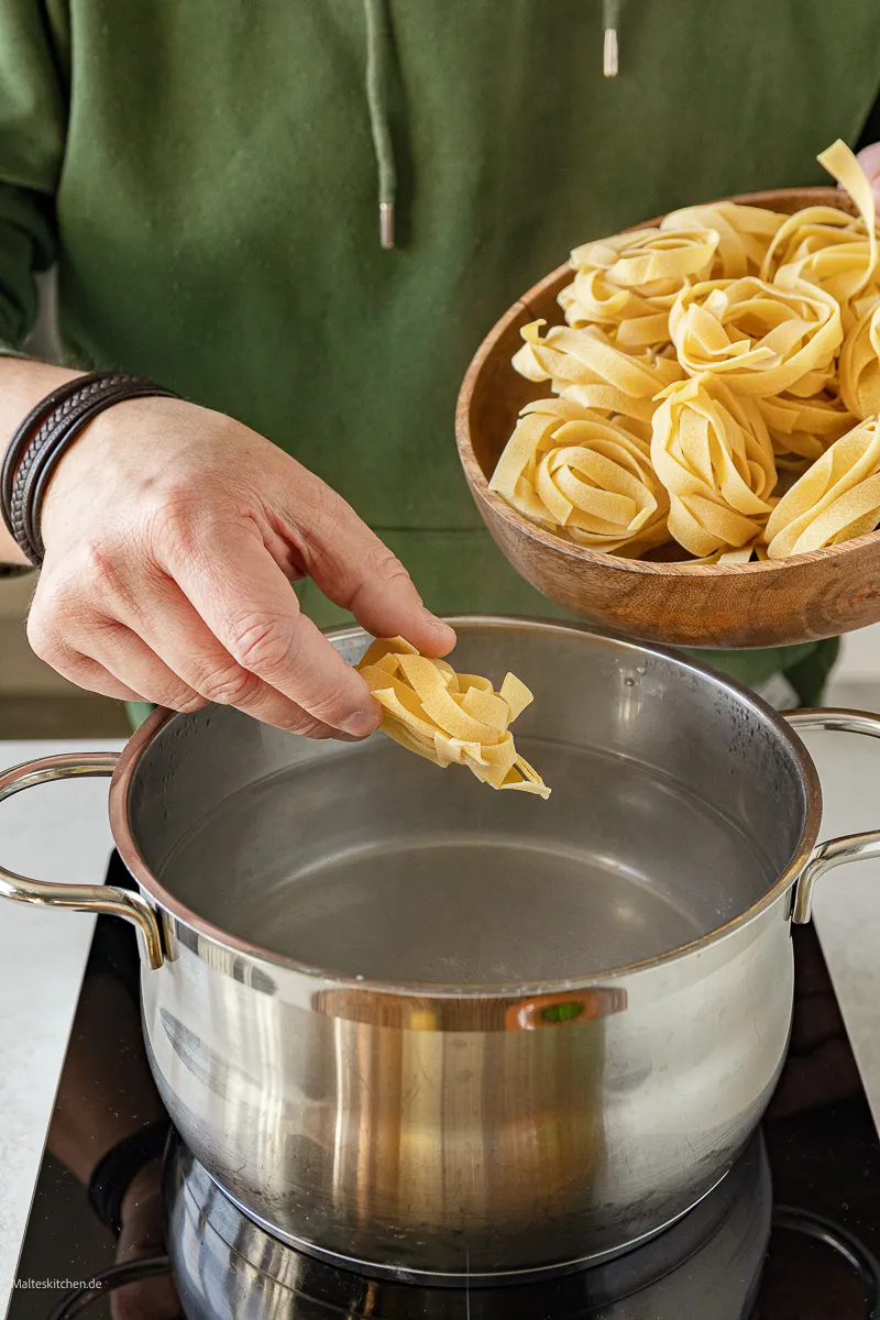 Bandnudeln für den Lachs in Sahne-Sauce.