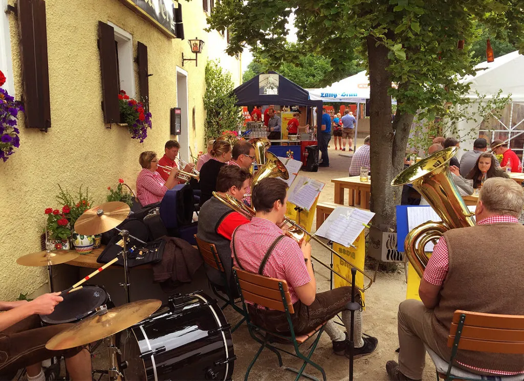 Bar im Bräustüberl Schönbrunn mit Zapfhahn und Biergläsern