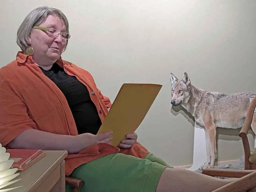 Barbara in der gemütlichen Wolfshöhle, einem der Themenzimmer