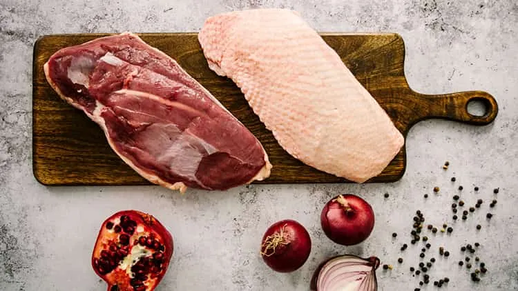 Barbarie-Entenbrust mit knuspriger Haut, bereit zur Zubereitung