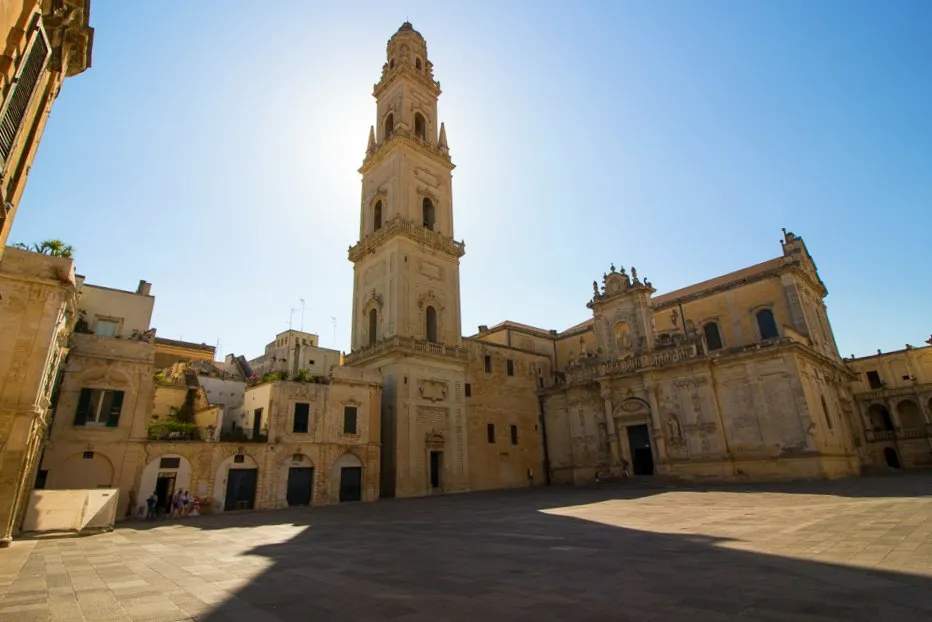 Barocke Architektur und geschäftiges Treiben in den Gassen von Lecce