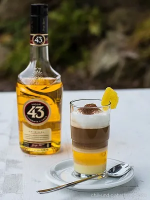 Barraquito, eine geschichtete Kaffeespezialität aus Teneriffa mit Milchschaum und Likör