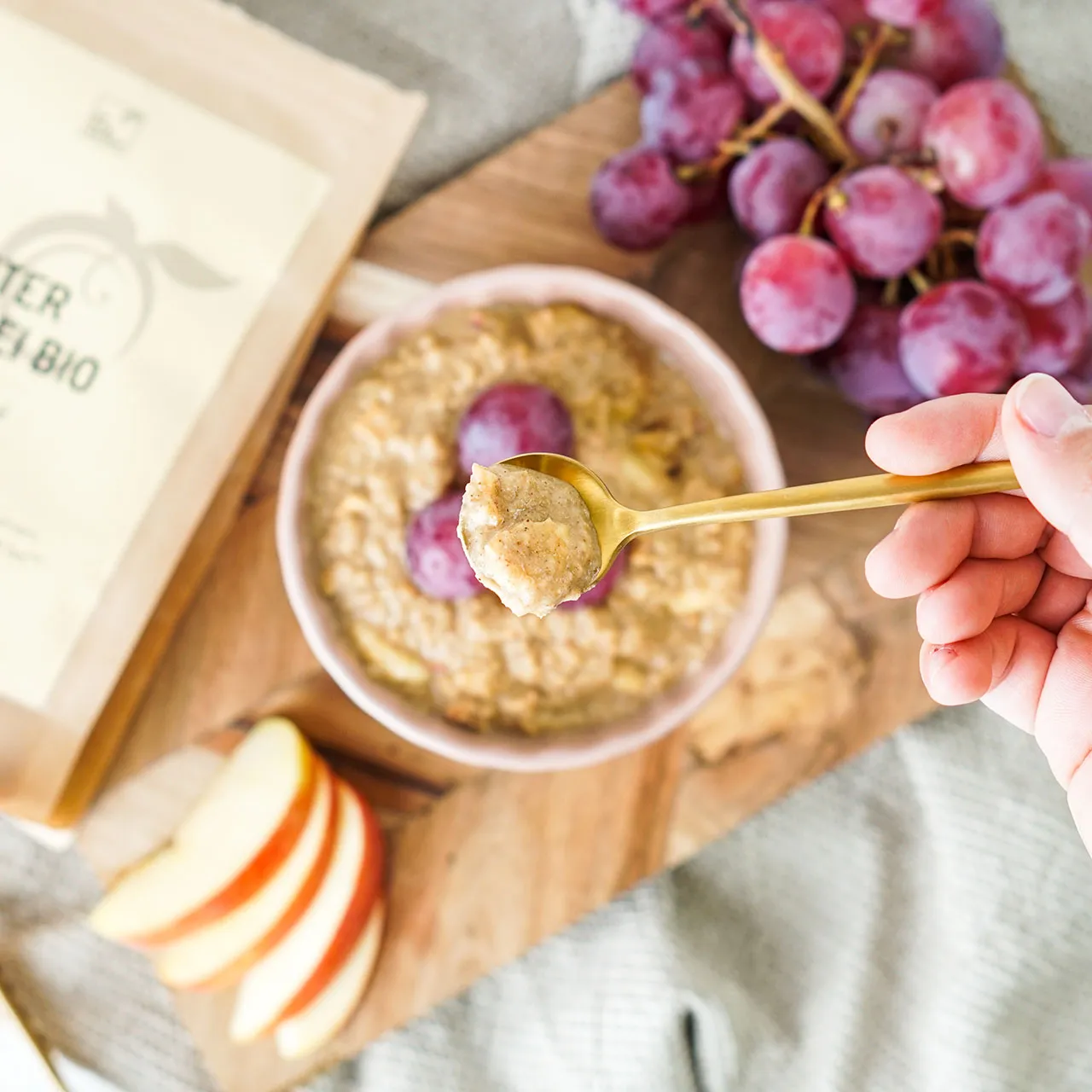 Basisches Frühstück: Gekeimter Hirsebrei mit frischen Äpfeln und Trauben, ein ideales Basenfasten Rezept