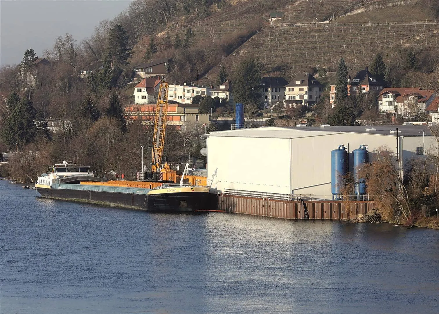 BAUER-Umwelt startet reguläre Aushubarbeiten auf der Deponie Kesslergrube, Container werden mit dem Schiff transportiert