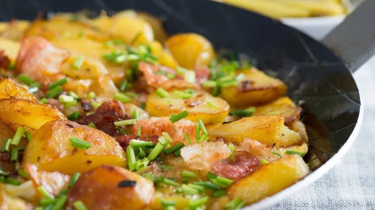 Bauernfrühstück mit Gewürzgurken und Tomaten auf einem Teller