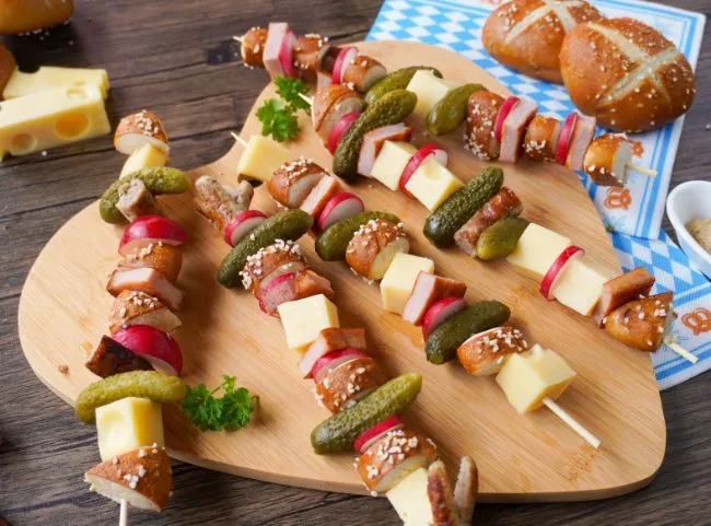 Bayerische Brotzeit-Spieße: Traditionelles Fingerfood vom Oktoberfest mit Käse und Wurst