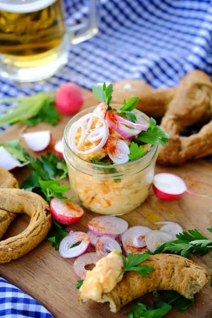 Bayerischer Obatzter Käseaufstrich mit frischen Brezeln und Zwiebelringen
