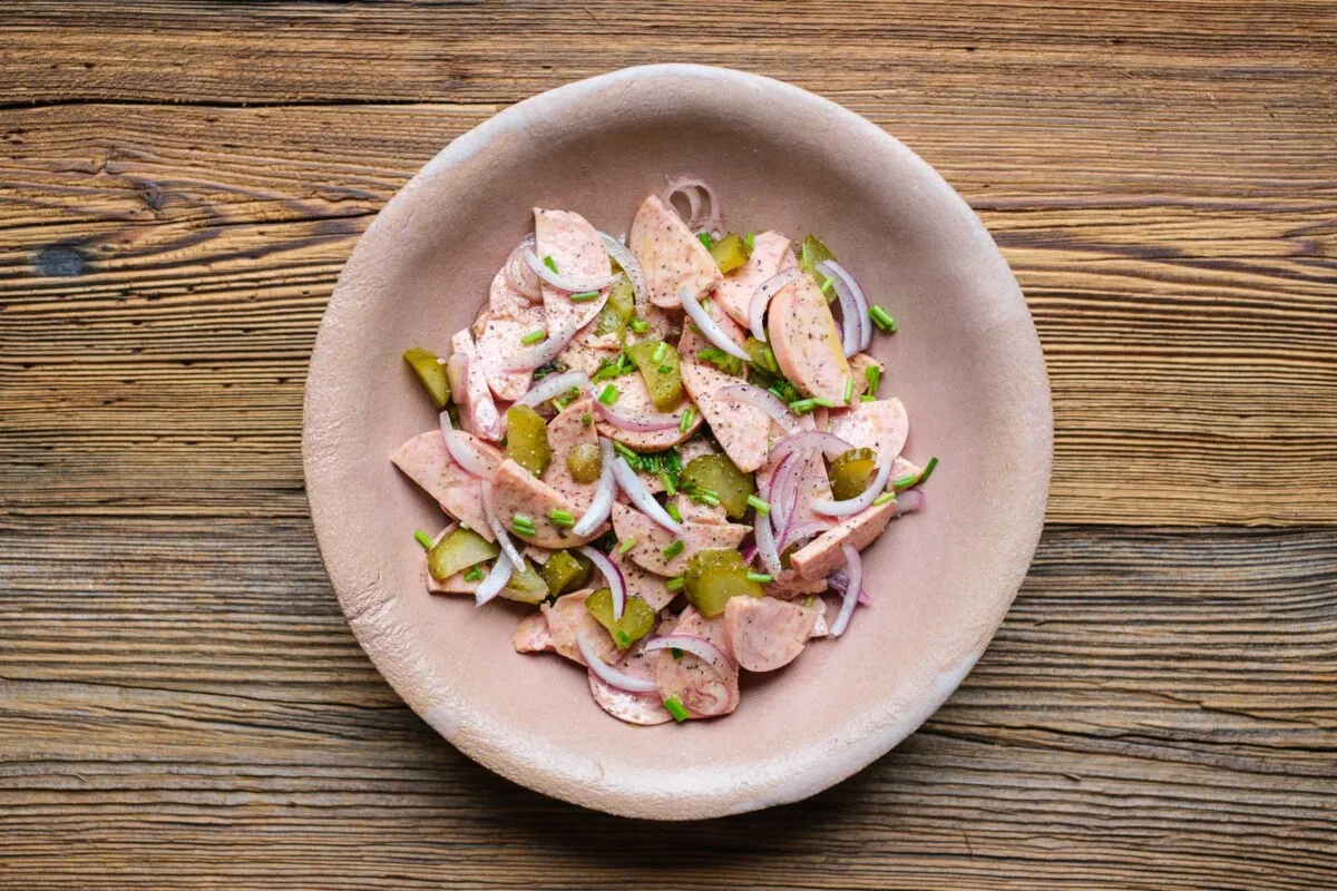 Bayerischer Wurstsalat mit Radi und Brezn