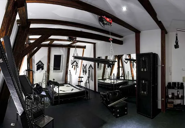 BDSM Apartment Schwarze Welt mit Wellnessbereich
