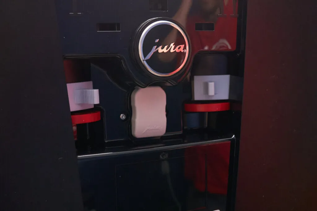 Bedienfeld und Display eines Jura Giga 10 Kaffeevollautomaten mit WiFi-Symbol