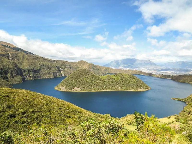 Beeindruckende Andenlandschaft in Ecuador mit nebelverhangenen Bergen und üppiger Vegetation im August