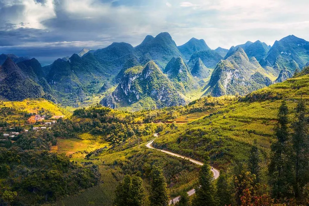 Beeindruckende Berglandschaft der Provinz Ha Giang, ideal für Motorradtouren in Nordvietnam
