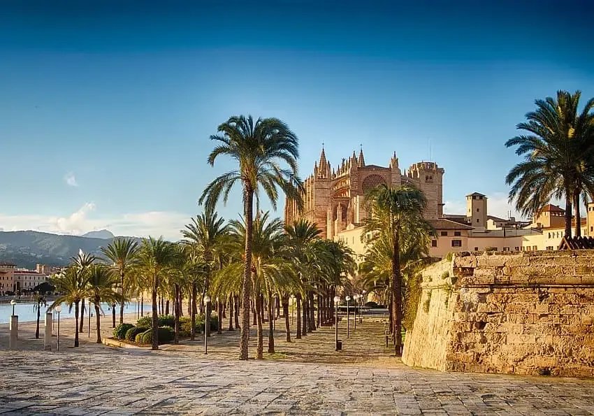 Beeindruckende Kathedrale La Seu in Palma de Mallorca, kulturelles Highlight für Oktober Städtereisen