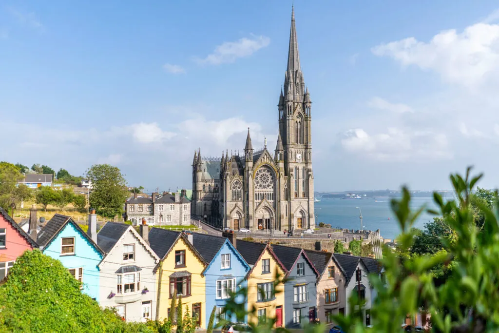 Beeindruckende Kathedrale von Cobh in Irland, ein charmantes Reiseziel im Juni.