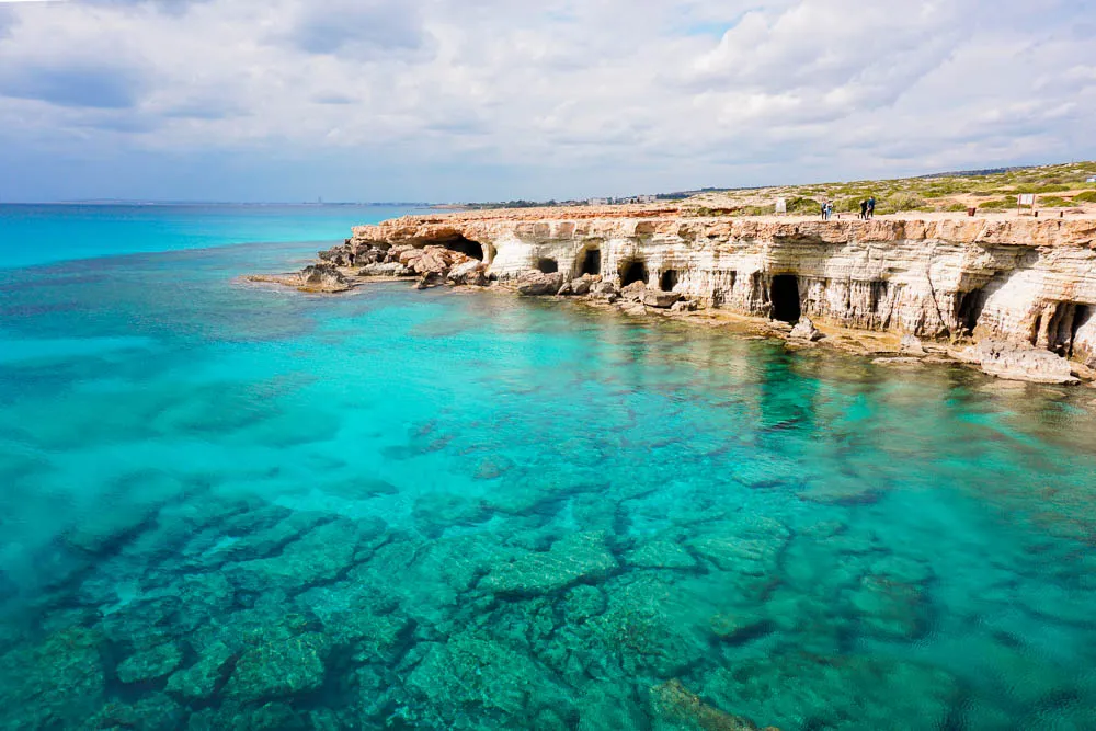 Beeindruckende Sea Caves am Cape Greco auf Zypern im Winter