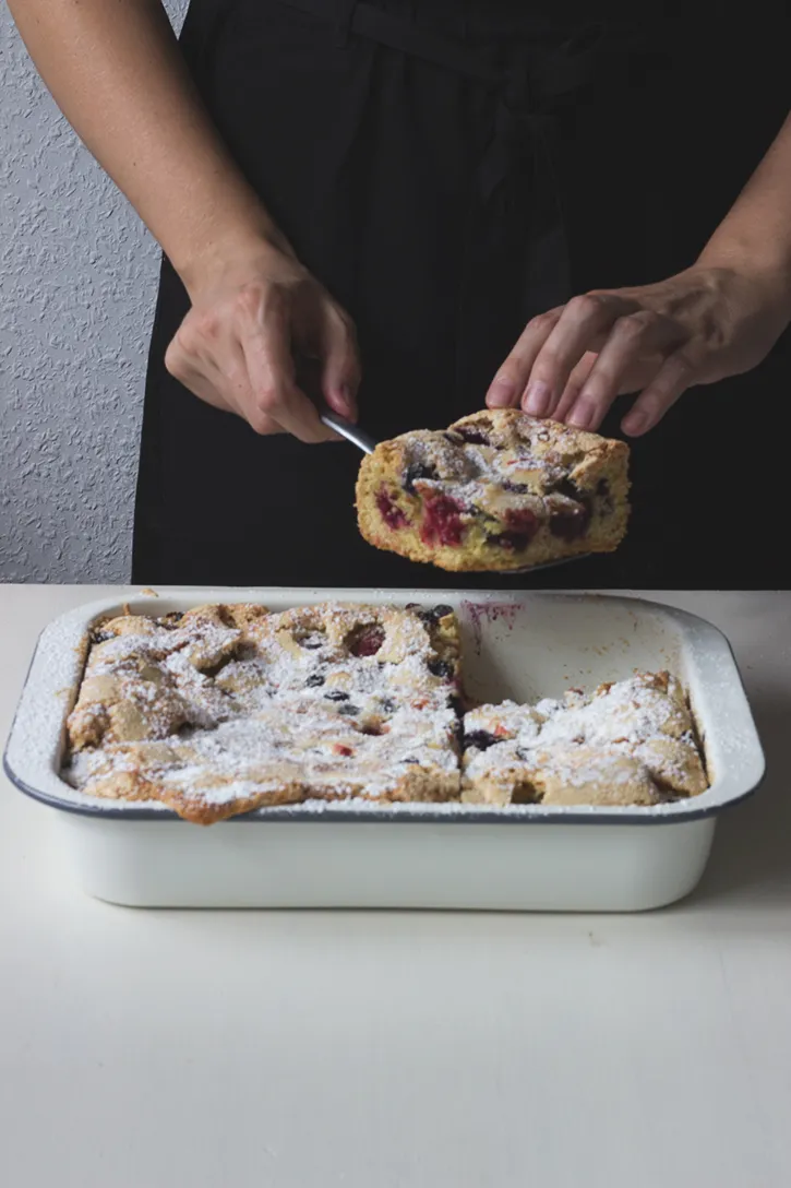 Beerenkuchen vom Blech Rezept: Ein saftiger deutscher Blechkuchen mit frischen Beeren, perfekt für den Sommer.
