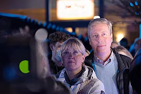 Begeisterte Besucher genießen die Vielfalt der deutschen Esskultur bei einem Event.