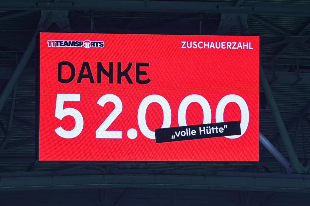 Begeisterte Fans in der Merkur Spiel-Arena genießen das kostenlose Heimspiel von Fortuna Düsseldorf