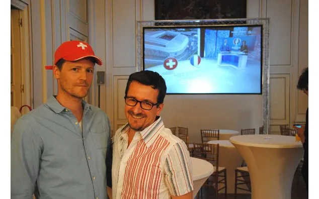 Begeisterte Fußballfans verfolgen das Spiel Frankreich-Schweiz