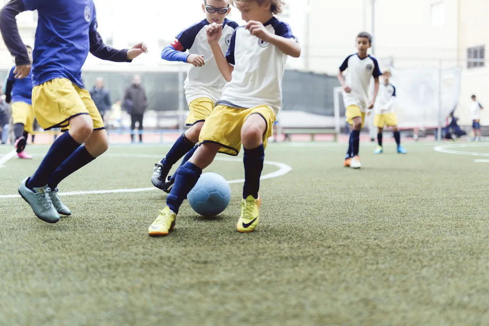 Begeisterte Kinder beim Fußballspiel während des Citizens FC Turniers