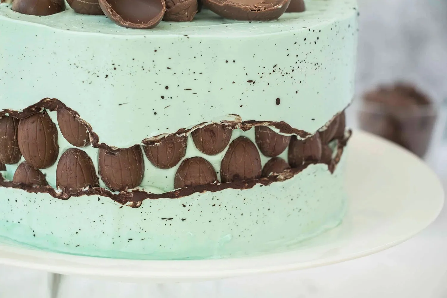 Beginn der Fault Line Technik: Schokoladen-Ostereier werden an der Seite der Torte angebracht