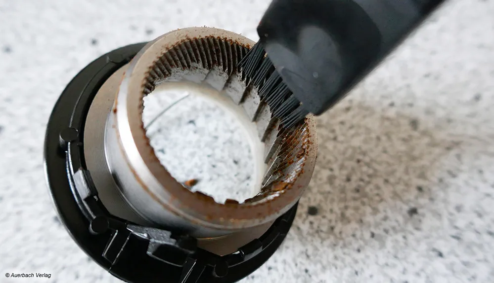 Bei den Geräten von Caso und AEG mit eigenem Mahlwerk ist ein kleiner Pinsel inklusive, der die Mahlwerk-Reinigung erleichtert