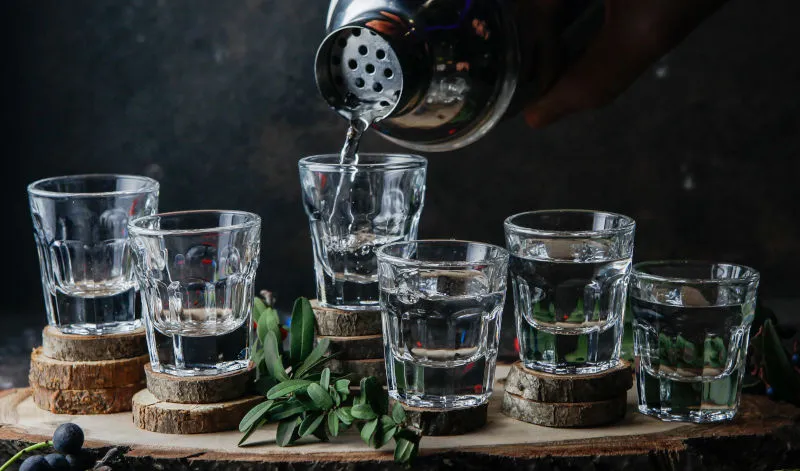 Bei den Spirituosen werden drei grundlegende Sorten unterschieden: Brand, Geist und Likör, die sich in ihrer Herstellung und ihren Charakteristika stark voneinander abheben.