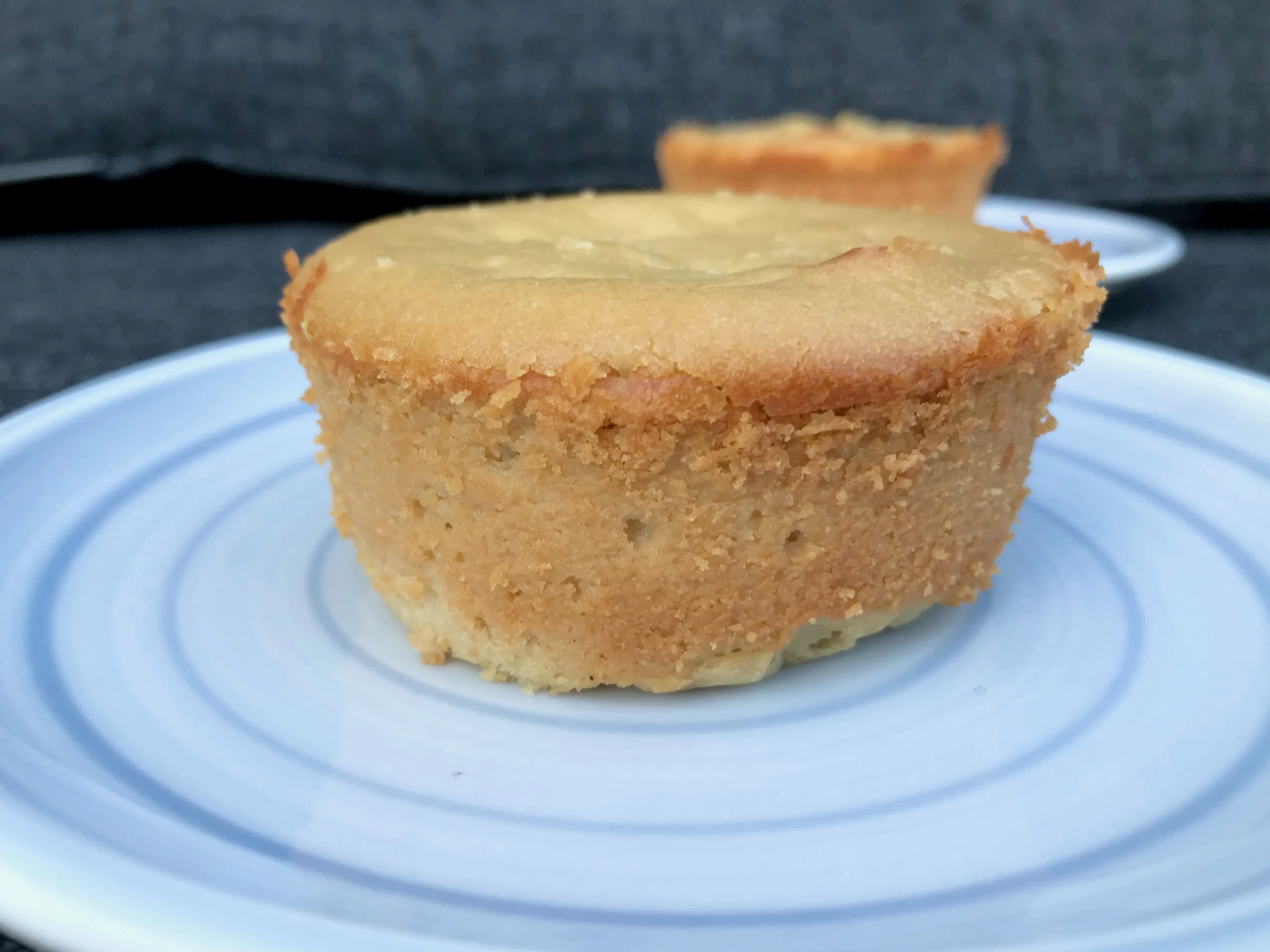 Beige vegane Käsekuchenmasse mit seidenmatter Oberfläche und leichten Rissen, sehr dicht und cremig