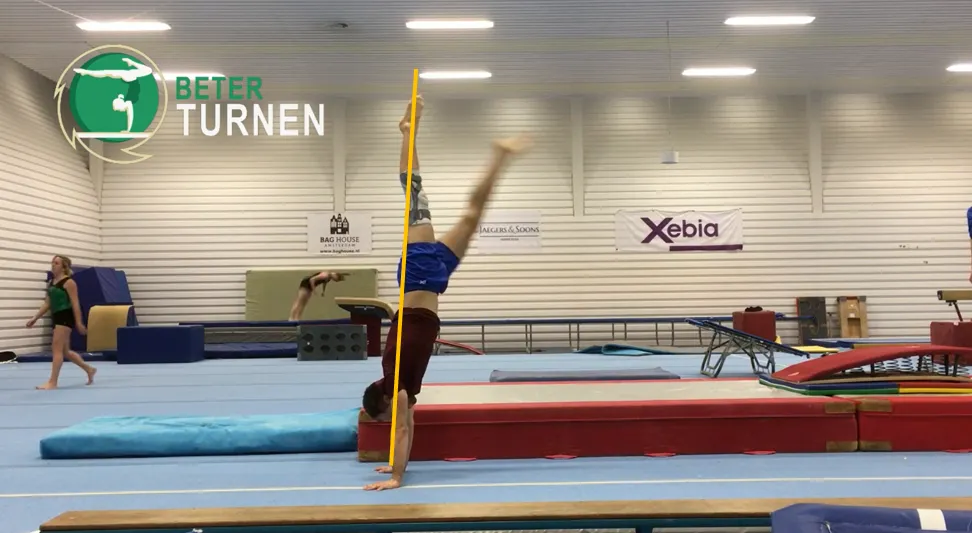 Beine zusammenführen und Körperspannung aufbauen für Handstand