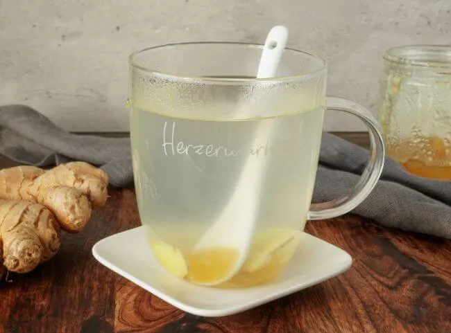 Belebender Ingwertee mit frischen Ingwerscheiben und Zitrone